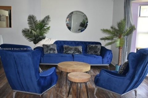 House in Cape Coral, Florida 4 bedrooms, 204.01 sq.m. № 1827620 - photo 11
