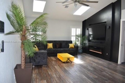 House in Cape Coral, Florida 4 bedrooms, 204.01 sq.m. № 1827620 - photo 4