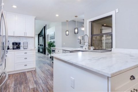 House in Cape Coral, Florida 4 bedrooms, 204.01 sq.m. № 1827620 - photo 13