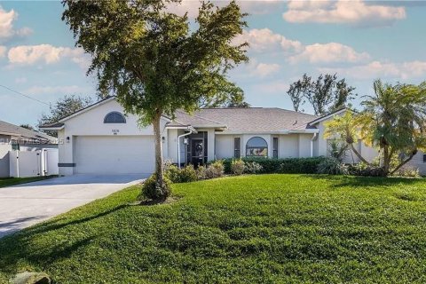 House in Cape Coral, Florida 4 bedrooms, 204.01 sq.m. № 1827620 - photo 2