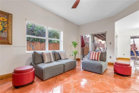 House in Miami, Florida 4 bedrooms, 207.26 sq.m. № 2044917 - photo 12