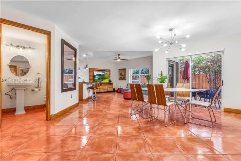 House in Miami, Florida 4 bedrooms, 207.26 sq.m. № 2044917 - photo 5