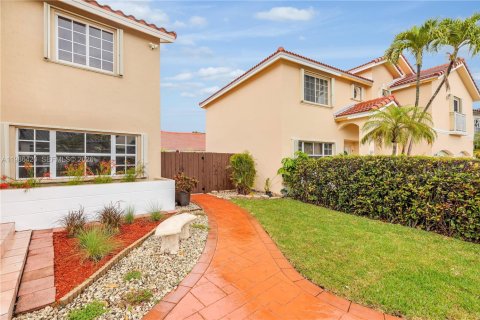 House in Miami, Florida 4 bedrooms, 207.26 sq.m. № 2044917 - photo 19