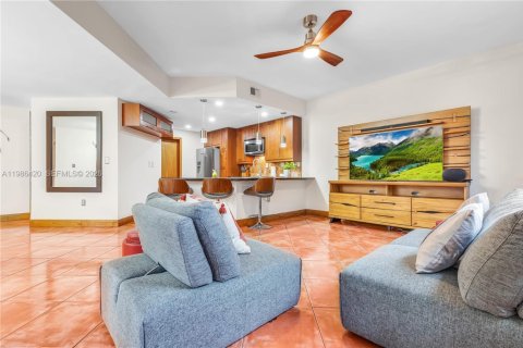 House in Miami, Florida 4 bedrooms, 207.26 sq.m. № 2044917 - photo 10