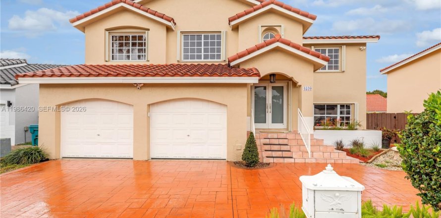 House in Miami, Florida 4 bedrooms, 207.26 sq.m. № 2044917