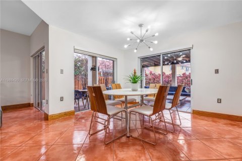 House in Miami, Florida 4 bedrooms, 207.26 sq.m. № 2044917 - photo 4