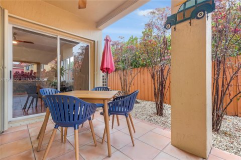 House in Miami, Florida 4 bedrooms, 207.26 sq.m. № 2044917 - photo 15