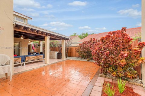 House in Miami, Florida 4 bedrooms, 207.26 sq.m. № 2044917 - photo 16