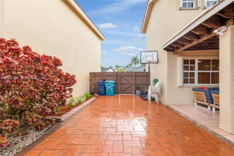 House in Miami, Florida 4 bedrooms, 207.26 sq.m. № 2044917 - photo 18