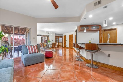 House in Miami, Florida 4 bedrooms, 207.26 sq.m. № 2044917 - photo 11