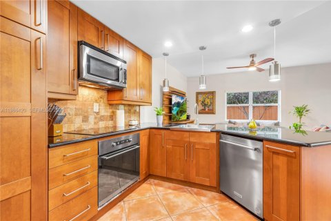 House in Miami, Florida 4 bedrooms, 207.26 sq.m. № 2044917 - photo 8