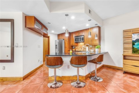 House in Miami, Florida 4 bedrooms, 207.26 sq.m. № 2044917 - photo 9