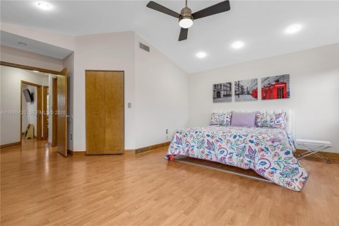 House in Miami, Florida 4 bedrooms, 207.26 sq.m. № 2044917 - photo 27