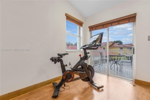 House in Miami, Florida 4 bedrooms, 207.26 sq.m. № 2044917 - photo 28