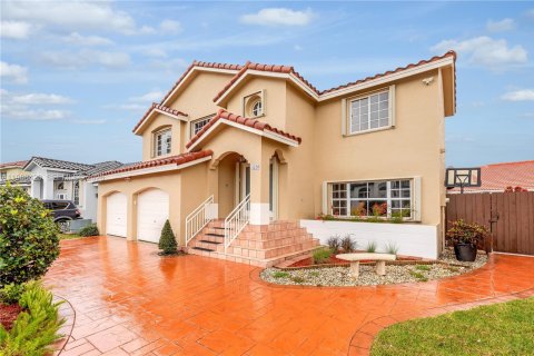 House in Miami, Florida 4 bedrooms, 207.26 sq.m. № 2044917 - photo 2