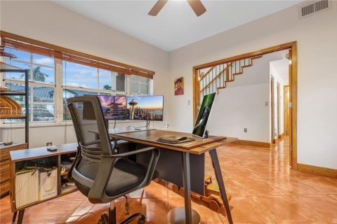 House in Miami, Florida 4 bedrooms, 207.26 sq.m. № 2044917 - photo 24