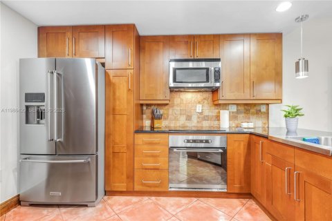 House in Miami, Florida 4 bedrooms, 207.26 sq.m. № 2044917 - photo 7