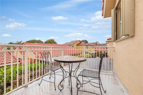 House in Miami, Florida 4 bedrooms, 207.26 sq.m. № 2044917 - photo 30