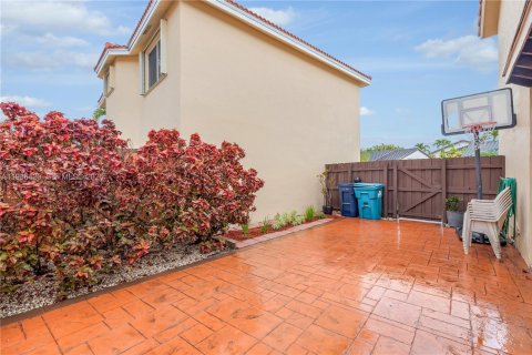 House in Miami, Florida 4 bedrooms, 207.26 sq.m. № 2044917 - photo 22