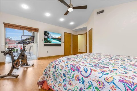 House in Miami, Florida 4 bedrooms, 207.26 sq.m. № 2044917 - photo 29