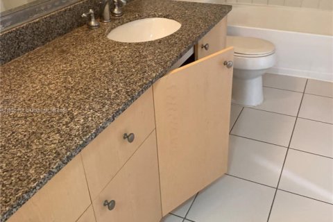 Condominio en alquiler en Miramar, Florida, 1 dormitorio, 74.32 m2 № 1880132 - foto 18