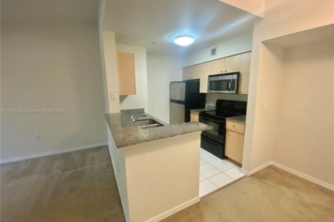 Condominio en alquiler en Miramar, Florida, 1 dormitorio, 74.32 m2 № 1880132 - foto 7