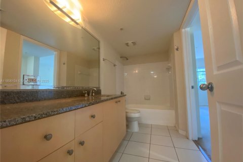Condominio en alquiler en Miramar, Florida, 1 dormitorio, 74.32 m2 № 1880132 - foto 17