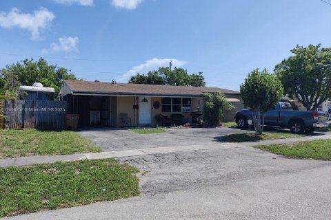 House in Deerfield Beach, Florida 3 bedrooms, 123.37 sq.m. № 1776316 - photo 1