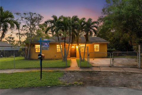 House in Homestead, Florida 4 bedrooms, 135.82 sq.m. № 2153667