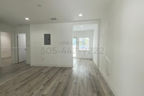 Apartamento en alquiler en Miami, Florida, 2 dormitorios, 92.9 m2 № 1947052 - foto 3