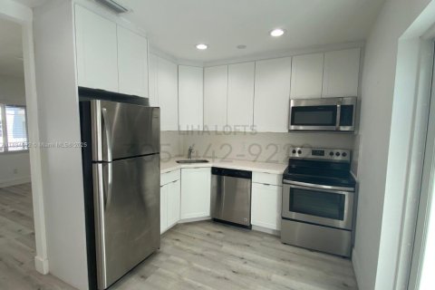 Apartamento en alquiler en Miami, Florida, 2 dormitorios, 92.9 m2 № 1947052 - foto 4