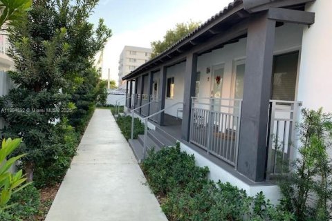 Apartamento en alquiler en Miami, Florida, 2 dormitorios, 92.9 m2 № 1947052 - foto 1