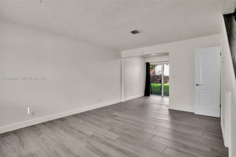 Touwnhouse à vendre à Margate, Floride: 2 chambres, 74.32 m2 № 2428094 - photo 6