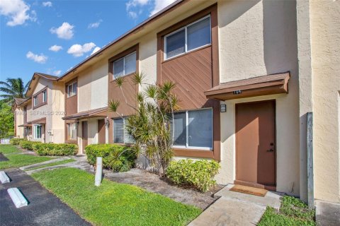 Touwnhouse à vendre à Margate, Floride: 2 chambres, 74.32 m2 № 2428094 - photo 3