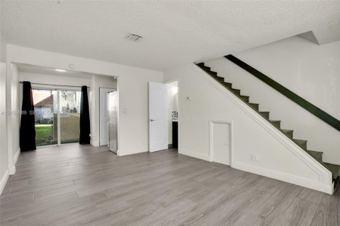Touwnhouse à vendre à Margate, Floride: 2 chambres, 74.32 m2 № 2428094 - photo 5