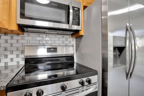 Touwnhouse à vendre à Margate, Floride: 2 chambres, 74.32 m2 № 2428094 - photo 14