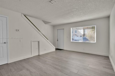 Touwnhouse à vendre à Margate, Floride: 2 chambres, 74.32 m2 № 2428094 - photo 8
