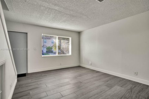 Touwnhouse à vendre à Margate, Floride: 2 chambres, 74.32 m2 № 2428094 - photo 7