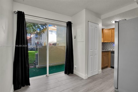 Touwnhouse à vendre à Margate, Floride: 2 chambres, 74.32 m2 № 2428094 - photo 11