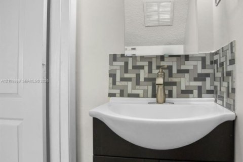 Touwnhouse à vendre à Margate, Floride: 2 chambres, 74.32 m2 № 2428094 - photo 10