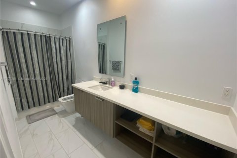 Condo in Fort Lauderdale, Florida in GALLERIA VILLAGES  № 1863060 - photo 5