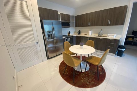 Condo in Fort Lauderdale, Florida in GALLERIA VILLAGES  № 1863060 - photo 4