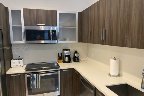 Condo in Fort Lauderdale, Florida in GALLERIA VILLAGES  № 1863060 - photo 12