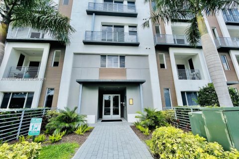 Condo in Fort Lauderdale, Florida in GALLERIA VILLAGES  № 1863060 - photo 1