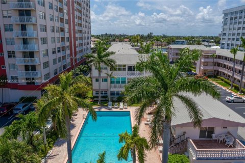 Condominio en venta en Hallandale Beach, Florida, 1 dormitorio, 69.68 m2 № 1980963 - foto 4