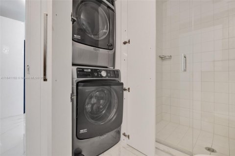 Condominio en alquiler en Miami, Florida, 2 dormitorios, 112.23 m2 № 1939698 - foto 16