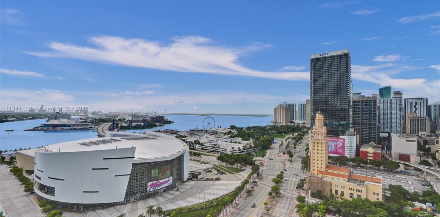 Condominio en Miami, Florida, 2 dormitorios № 1939698