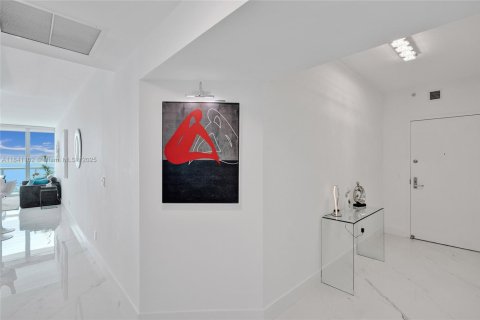 Condominio en alquiler en Miami, Florida, 2 dormitorios, 112.23 m2 № 1939698 - foto 3