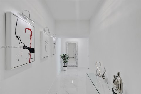 Condominio en alquiler en Miami, Florida, 2 dormitorios, 112.23 m2 № 1939698 - foto 2