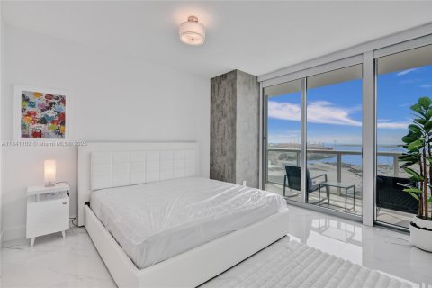 Condominio en alquiler en Miami, Florida, 2 dormitorios, 112.23 m2 № 1939698 - foto 11